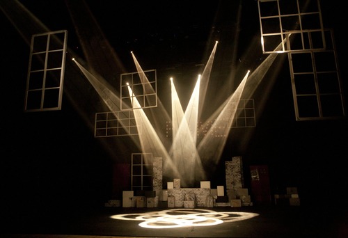 Efekty luministyczne i projektowanie oświetlenia w teatrze